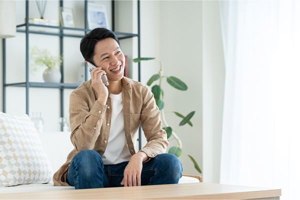 通話をする男性